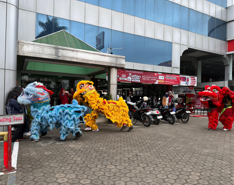 Gong Xi Fa Cai! Kemeriahan Barongsai Warnai Imlek 2026 Bersama Konsumen dan Warga Sekitar Sinsen