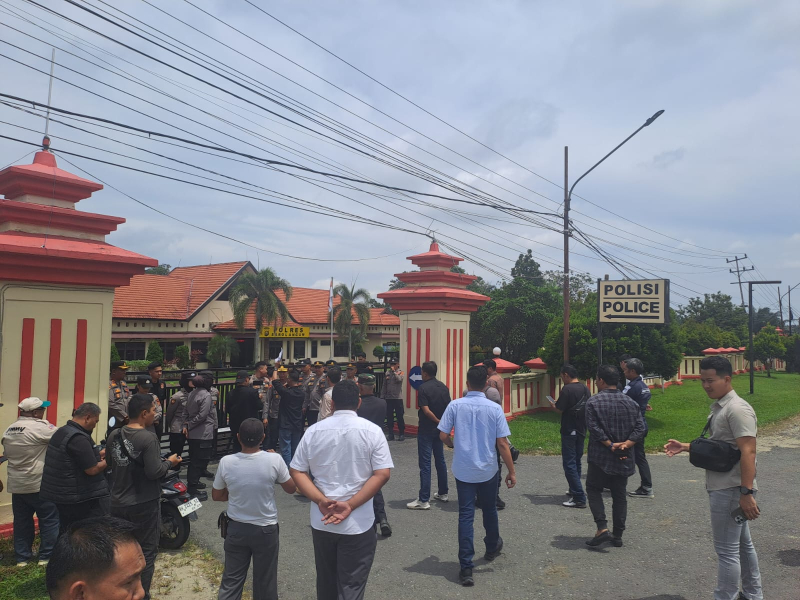 Aktifitas PETI Marak, Sejumlah Massa Geruduk Polres Sarolangun