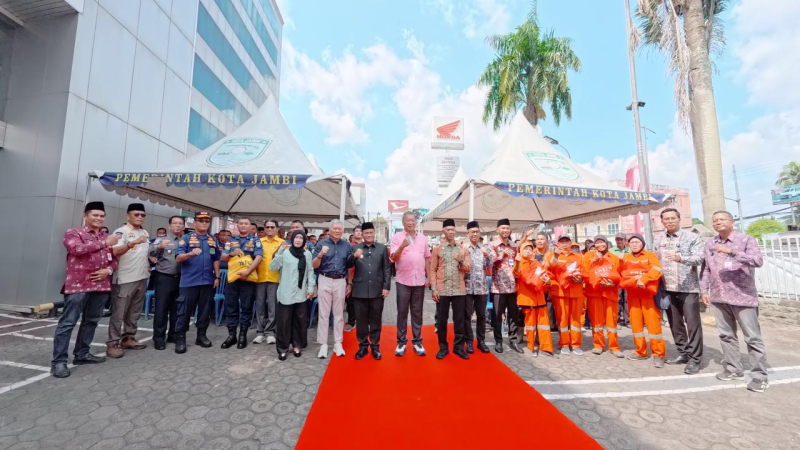 Sinsen Jambi Bagikan 1.253 Paket Sembako untuk Petugas DLH dan Layanan Publik