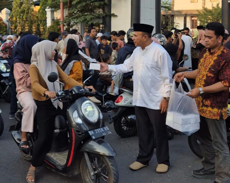 Kejari Batang Hari Bersama Bank BRI Bagikan Takjil Gratis kepada Masyarakat