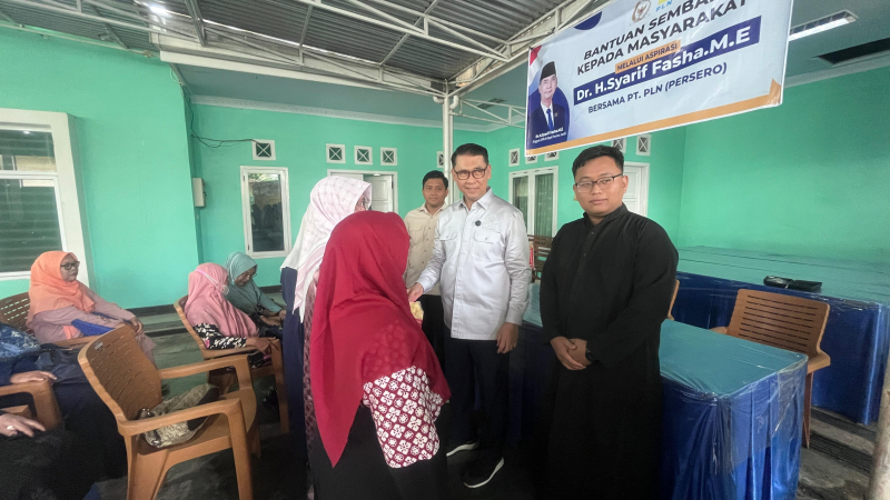 Jelang Lebaran, Sy Fasha Berbagi Sembako Dengan Ibu-ibu BKMT Kota Jambi