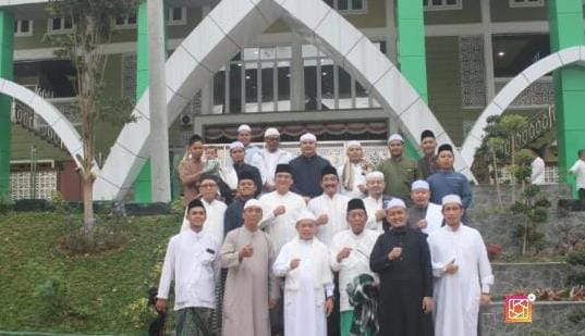 Qiamul Lai Itikaf di Ponpes Darul Arifin: Gubernur - Wakil Gubernur Jambi Sahur dan Shalat Subuh Bersama Warga

