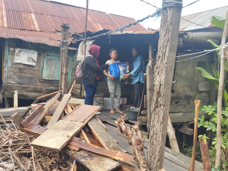Bikin Haru! Iwako Peduli Bagikan 50 Paket Bantuan untuk Dhuafa Jelang Lebaran