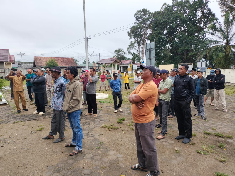 Panas! Warga Sungai Bengkal Kepung Kantor Camat, Tolak Klaim Wilayah Teluk Rendah Pasar