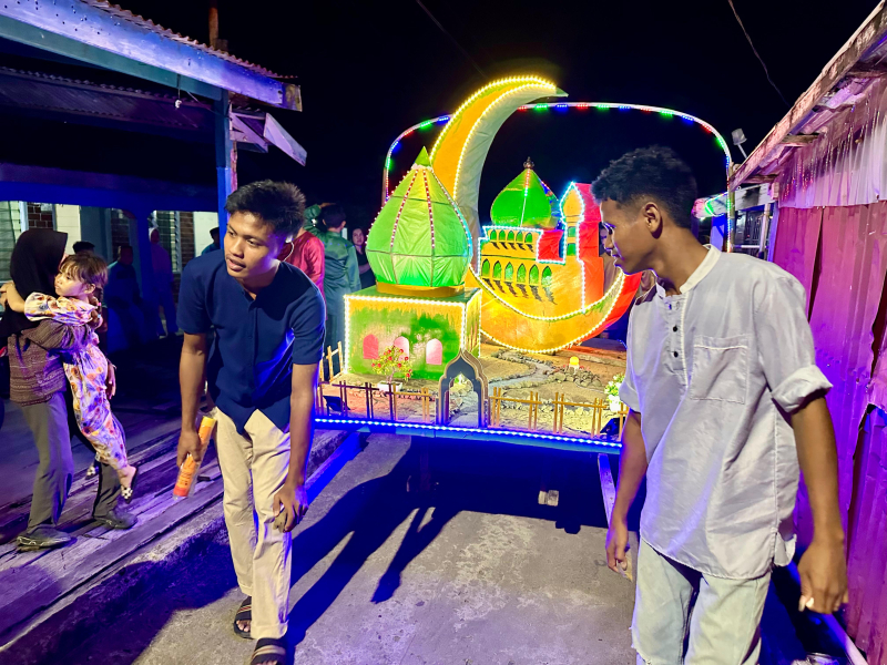 Malam Takbiran Idul Fitri di Desa Teluk Majelis Meriah, Warga Arak Miniatur Masjid Keliling Kampung