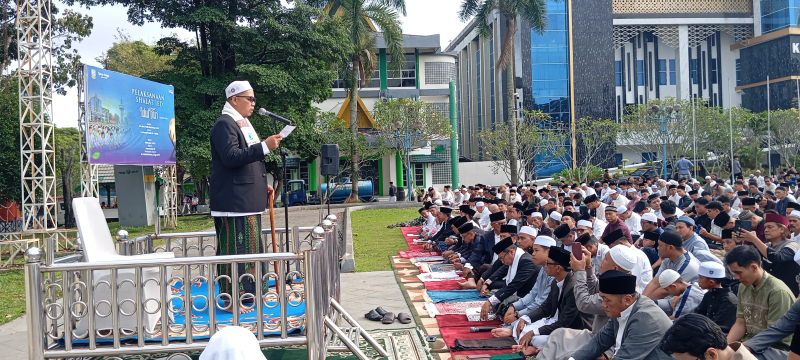 Ribuan Warga Tumpah Ruah Salat Id di Lapangan Balaikota, Pesan Zakat “Belah Kekikiran” Menggema!