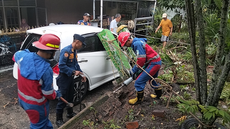 Lebaran Berujung Petaka! Mobil Warga Jambi Tertimpa Pagar Roboh Usai Hujan Deras