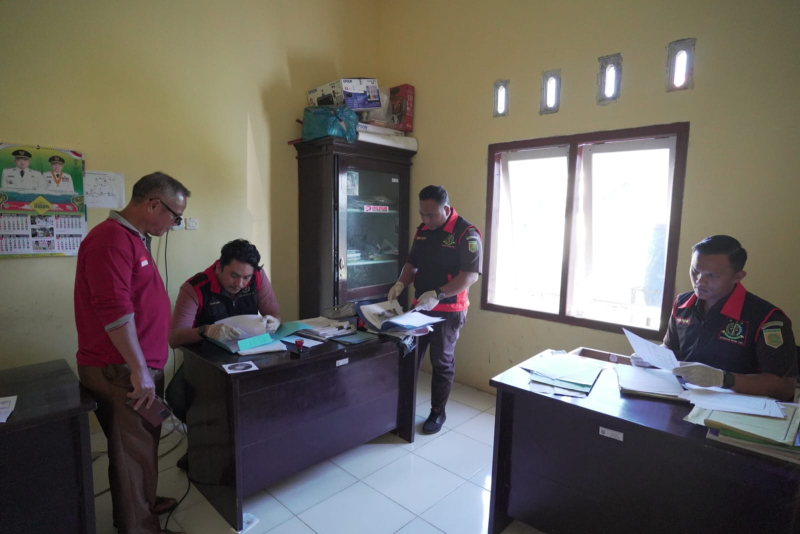 Terkait Kasus Dana Desa, Kejari Tebo Geledah Kantor Desa Sungai Pandan