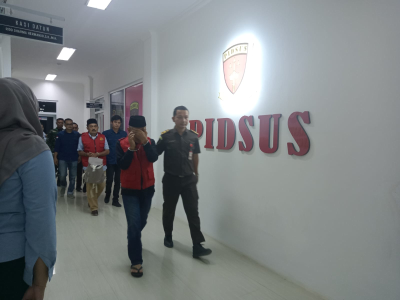 Kejari Tanjab barat Umumkan Tiga Tersangka Dugaan Korupsi PDAM Pengabuan