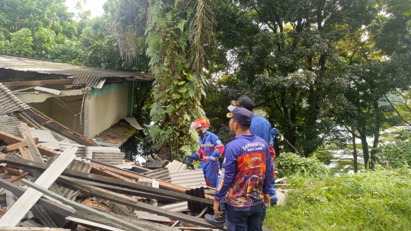 Diguyur Hujan Semalaman, Rumah Dinas di Jambi Tiba-Tiba Roboh! Ini Kronologinya
