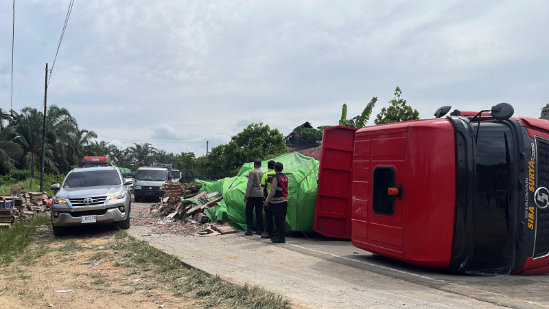 Truk Trailer Siba Surya Terguling di Lintas Timur, Bahan Keramik Berhamburan