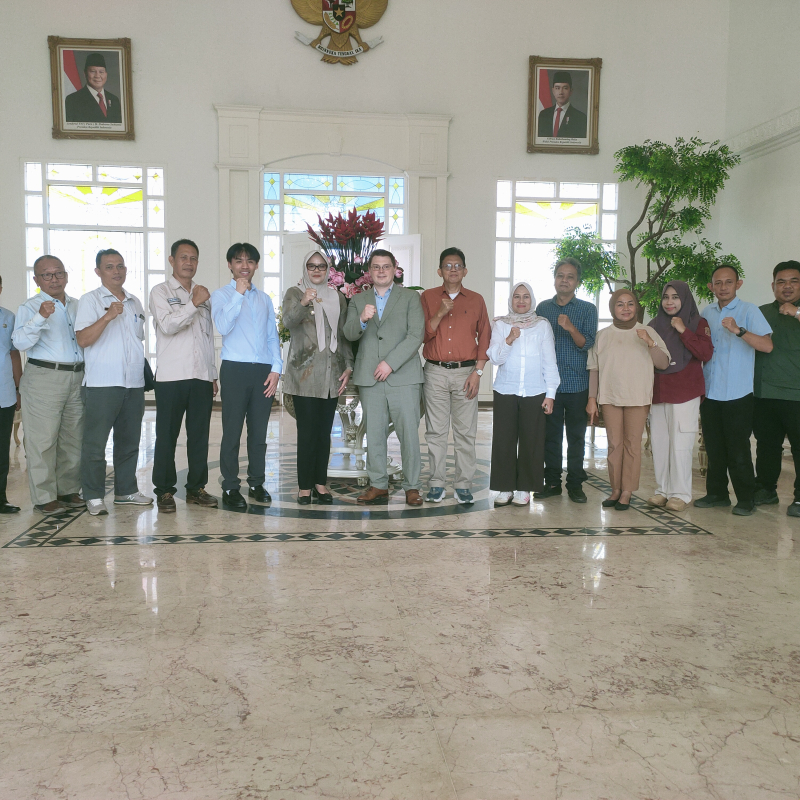 Bupati Tanjabtim berfoto bersama investor asal Jerman dan rombongan saat kunjungan penjajakan kerja sama industri kelapa.