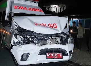 Ambulans Bawa Ibu Hamil Kecelakaan di Tebo, Tabrak Truk Sawit di Tengah Kabut Tebal