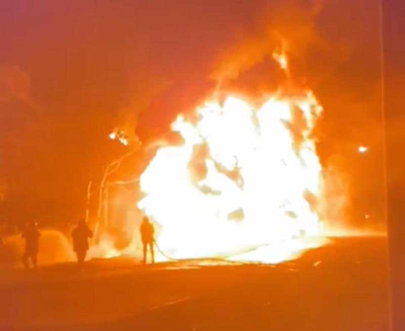 Satu Unit Truk Terbakar di Jalan Lintas Timur Muaro Jambi