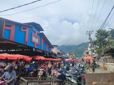 Usai relokasi pedagang ke Pasar Tanjung Bajure, Pemkot Sungai Penuh, memperbaiki jalan dan trotoar.