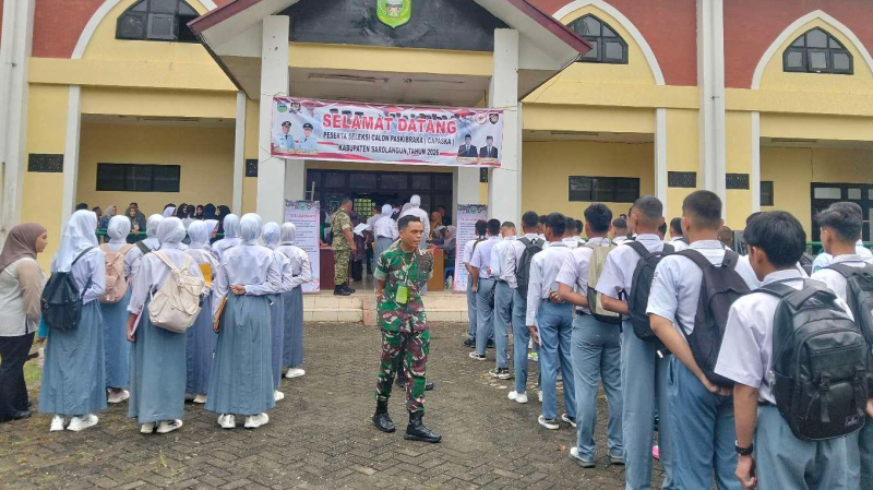 Peserta seleksi Paskibra saat tiba di tennis indoor Glora Sport Center Sarolangun.