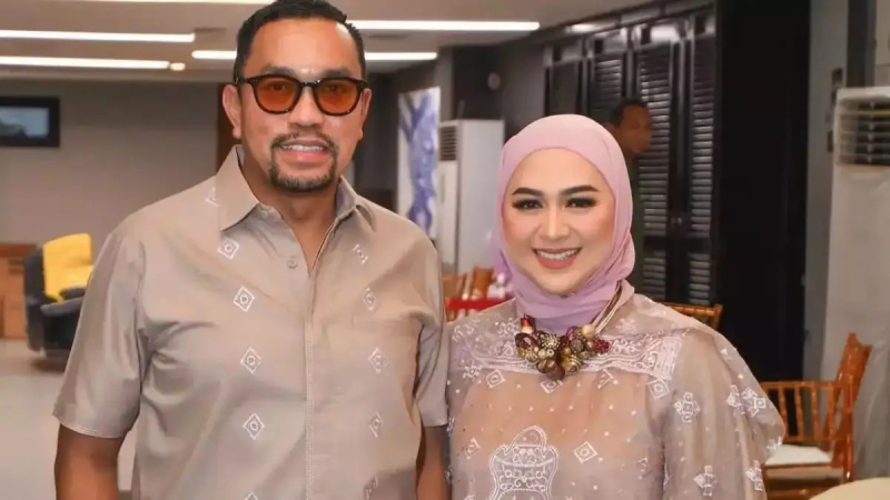 Ahmad Sahroni dan istri.