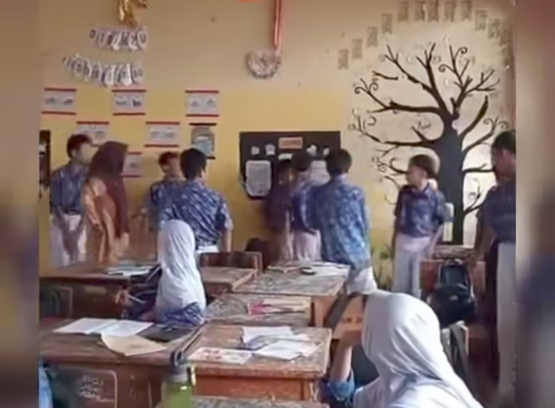 Viral! Siswa SMP di Jambi Diduga Dikeroyok di Depan Guru, Publik Murka