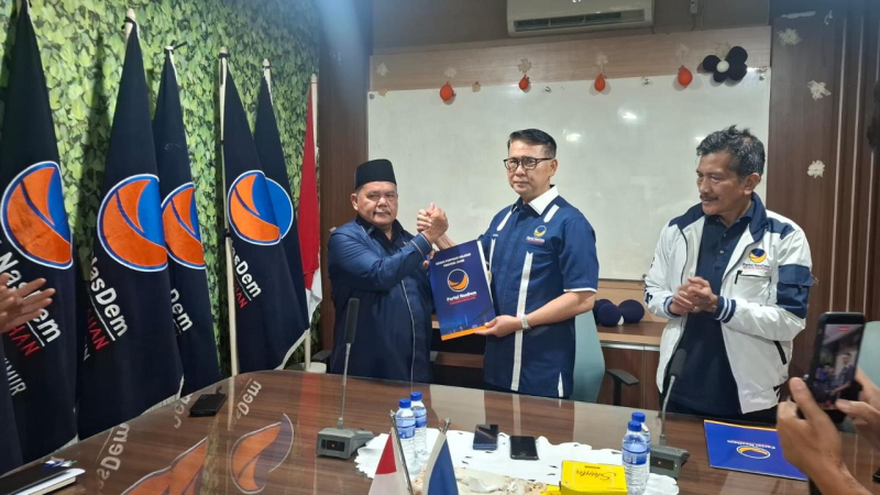Gantikan Hairan, Harahap Terima SK Ketua DPD NasDem Tanjabbar dari Sy Fasha